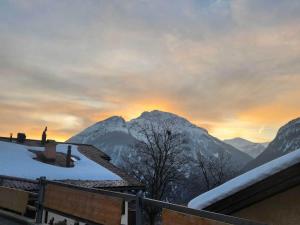 Blick auf die Berge mit Schnee auf dem Boden in der Unterkunft Chasa Foppa in Scuol