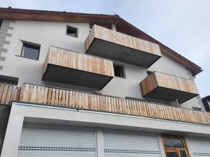 ein Gebäude mit hölzernen Balkonen an der Seite in der Unterkunft Chasa Foppa in Scuol