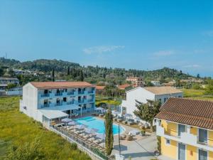 Luftaufnahme eines Hotels und eines Schwimmbads in der Unterkunft Melitsa Corfu Hotel in Sidari