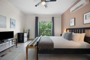 ein Schlafzimmer mit Bett und Flachbildfernseher in der Unterkunft Rincon Plaza Hotel in Rincon