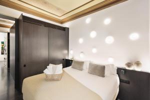 a bedroom with a bed with a basket on it at Ola Living Portaferrissa in Barcelona