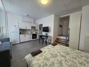 a living room and kitchen with a bed and a table at Apartamenty Częstochowa in Częstochowa