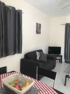 una sala de estar con sofá y un bol de fruta en Ikaria Village , apartment 202 en Pafos