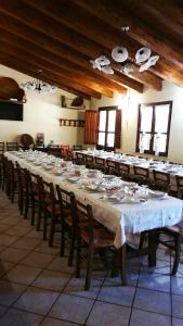 阿爾布斯的住宿－Agriturismo SaTanca，大型用餐室配有长桌和椅子