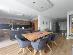 a kitchen and dining room with a wooden table and chairs at Zeitlos in Stutensee