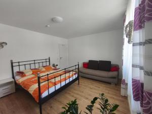 a bedroom with a bed and a couch at Zeitlos in Stutensee