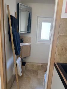 a small bathroom with a sink and a mirror at Santorin étoilé- hyper centre in Sanary-sur-Mer