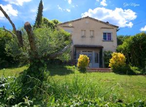 an old house in the middle of a field at Campagne SAINT MAURINET in Montmeyan