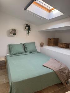 a bedroom with a bed and a skylight at Santorin étoilé- hyper centre in Sanary-sur-Mer