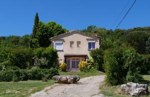 a house in the middle of a dirt road at Campagne SAINT MAURINET in Montmeyan