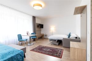 a bedroom with a bed and a table and chairs at Zur Alten Post in Nottuln