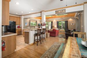a kitchen and living room with a kitchen and a living room at Lei Lei Mountainstay in Beech Mountain