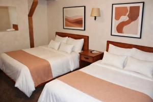 ein Hotelzimmer mit zwei Betten in einem Zimmer in der Unterkunft Paddle Inn in Ely + 3 Fotos