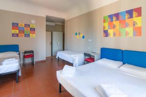 een kamer met twee bedden en twee stoelen bij Hotel Genesi in Florence