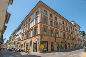 een groot gebouw op de hoek van een straat bij Hotel Genesi in Florence