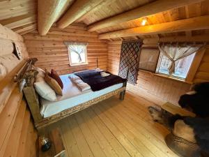 an overhead view of a bedroom in a log cabin at Jørundgard Vikingcamp in Sel