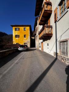 a car parked on a street between two buildings at Casa Camomilla in Creto