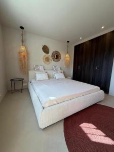 a bedroom with a large white bed in a room at Casa Martens in Monda