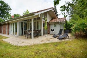 a patio with chairs and a table in front of a house at Haus E 1 in Röbel