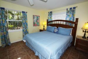 Een bed of bedden in een kamer bij Captiva Island Inn