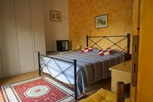 a bedroom with a bed and a rug at La Piccola Siesta b&b in Montepulciano