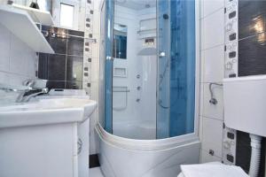 a bathroom with a shower and a toilet and a sink at Apartman Lavanda in Sutomore