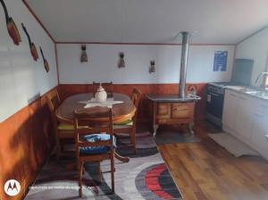a small kitchen with a table and a stove at Departamento con tinaja in Llanquihue