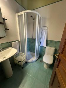 a bathroom with a shower and a toilet and a sink at Gestiona2R - Casa Dos Carmenes, caminando a la playa, ideal familias in Llanes +22 photos