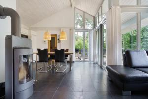 a living room with a fireplace and a table with chairs at Haus E 1 in Röbel