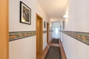 a corridor of a hallway with a hallway at Haus am Kölpinsee App 3 3 in Waren +17 photos