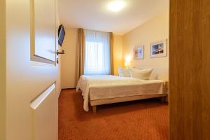a hotel room with a bed and a window at Hafendomicil Appartement WH12 - Specht in Waren