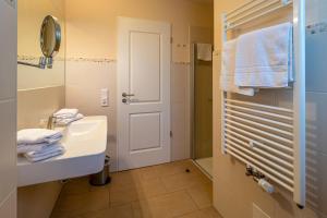 a bathroom with a sink and a mirror at Hafendomicil Appartement WH11 - Eichhörnchen in Waren