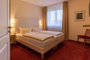 a hotel room with a bed in a room at Hafendomicil Appartement WH13 - Eisvogel in Waren