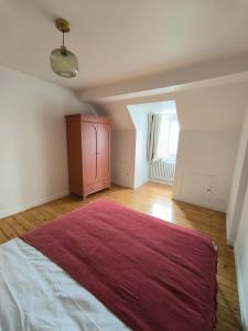 a bedroom with a bed and a pink cabinet at Hyper Centre Beauvais Cosy Appartement in Beauvais