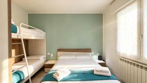 a bedroom with two bunk beds and a window at Casa Lanterna - Sottomarina in Chioggia