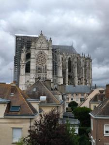 a large cathedral with a lot of buildings at Hyper Centre Beauvais Cosy Appartement in Beauvais