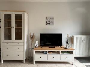 a living room with a television on a wooden table at UG-Buche in Göhren-Lebbin