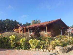 a house with a garden in front of it at Ferienhaus Jabel 30 in Jabel