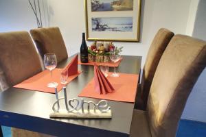 a dining table with wine glasses and a tableablishment sidx sidx sidx sidx at Gästehaus Wildblume in Borgdorf-Seedorf