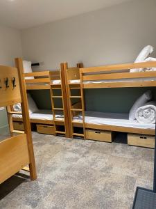 a group of bunk beds in a room at Ashbourne Gateway Lodge in Ashbourne