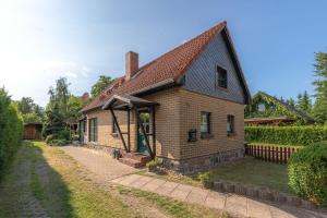 an old brick house with a pathway in front of it at Ferienhaus Loppin in Jabel