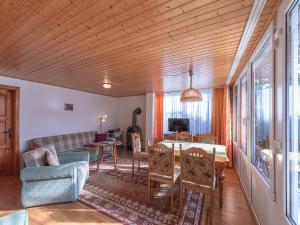 a living room with a table and a couch at Luett Huus in Lärz