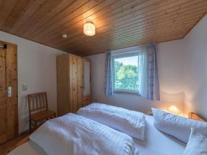 a bedroom with two beds and a window at Luett Huus in Lärz +6 photos