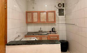 a small kitchen with a sink and a counter at الكرامة للشقق المفروشة in Abha