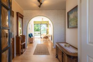 an arched hallway with an archway in a home at Die Jagdhütte in Dedelow