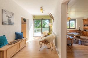 a living room with a chair and a mirror at Die Jagdhütte in Dedelow