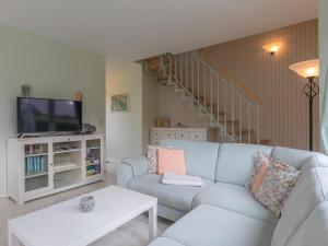 a living room with a couch and a tv at Kornblume_DH in Röbel