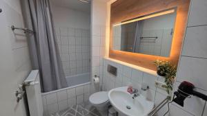 a bathroom with a sink and a mirror at WarenERleben in Waren