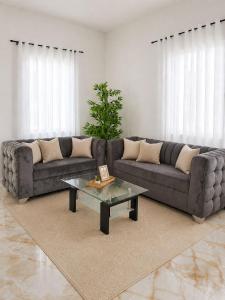 a living room with a couch and a coffee table at Alojamiento en Miches in Miches