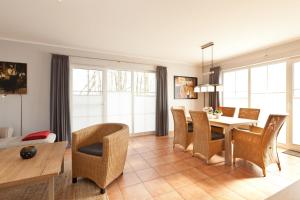 a living room with a dining room table and chairs at Ferienhaus Buche im Land Fleesensee in Göhren-Lebbin